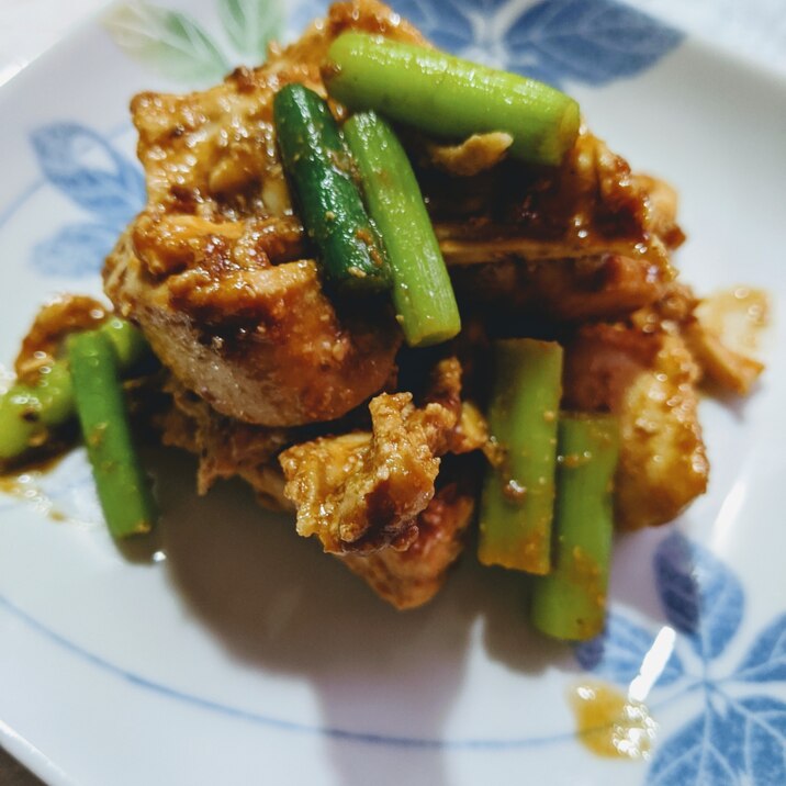 まぐろのアラで、トマト味噌煮